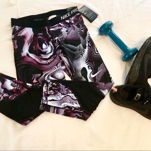 Nike NWT Pro Capri Training Tight Legging